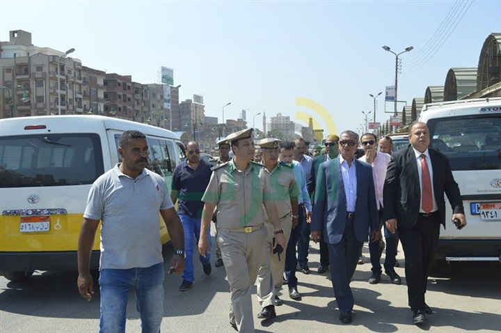 بالصور.. محافظ كفر الشيخ يواصل جولاته للاطمئنان على التزام السائقين بالتعريفة الجديدة