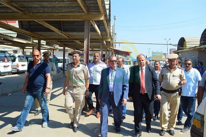 بالصور.. محافظ كفر الشيخ يواصل جولاته للاطمئنان على التزام السائقين بالتعريفة الجديدة