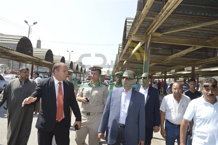 بالصور.. محافظ كفر الشيخ يواصل جولاته للاطمئنان على التزام السائقين بالتعريفة الجديدة