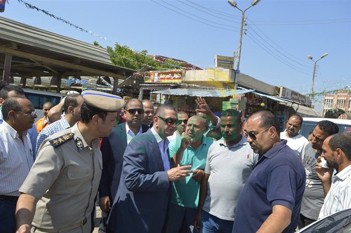 بالصور.. محافظ كفر الشيخ يواصل جولاته للاطمئنان على التزام السائقين بالتعريفة الجديدة