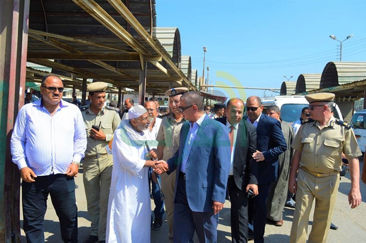 بالصور.. محافظ كفر الشيخ يواصل جولاته للاطمئنان على التزام السائقين بالتعريفة الجديدة