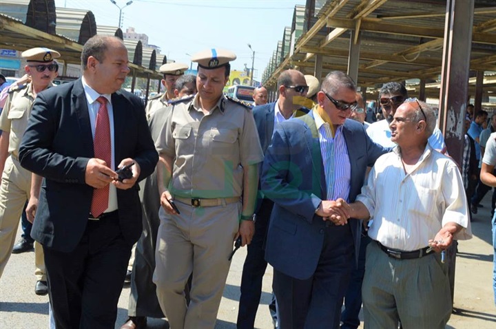 بالصور.. محافظ كفر الشيخ يواصل جولاته للاطمئنان على التزام السائقين بالتعريفة الجديدة