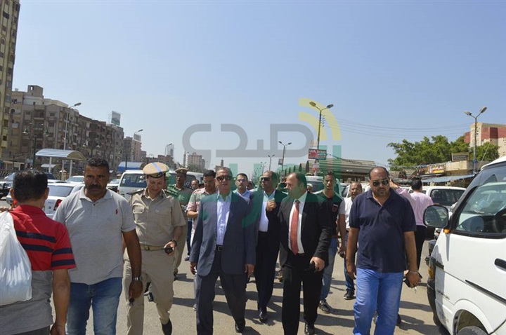 بالصور.. محافظ كفر الشيخ يواصل جولاته للاطمئنان على التزام السائقين بالتعريفة الجديدة