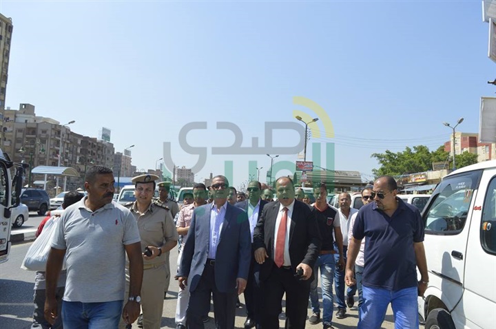 بالصور.. محافظ كفر الشيخ يواصل جولاته للاطمئنان على التزام السائقين بالتعريفة الجديدة