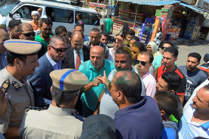 بالصور.. محافظ كفر الشيخ يواصل جولاته للاطمئنان على التزام السائقين بالتعريفة الجديدة
