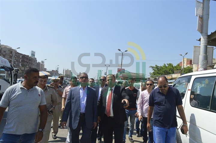 بالصور.. محافظ كفر الشيخ يواصل جولاته للاطمئنان على التزام السائقين بالتعريفة الجديدة