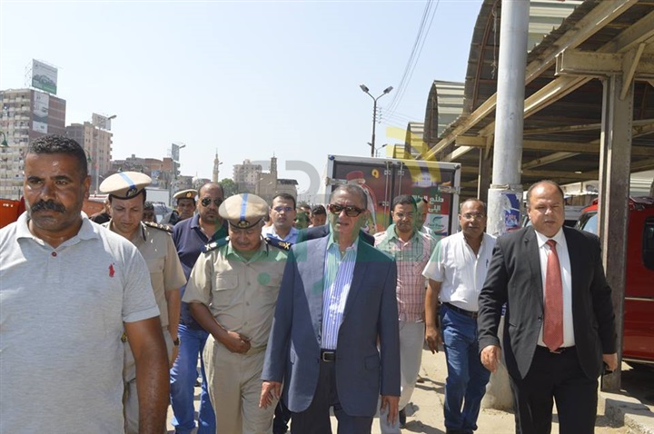 بالصور.. محافظ كفر الشيخ يواصل جولاته للاطمئنان على التزام السائقين بالتعريفة الجديدة
