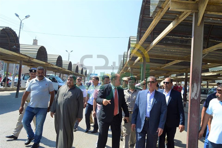 بالصور.. محافظ كفر الشيخ يواصل جولاته للاطمئنان على التزام السائقين بالتعريفة الجديدة