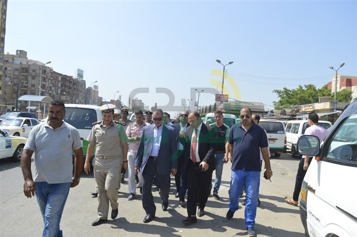 بالصور.. محافظ كفر الشيخ يواصل جولاته للاطمئنان على التزام السائقين بالتعريفة الجديدة