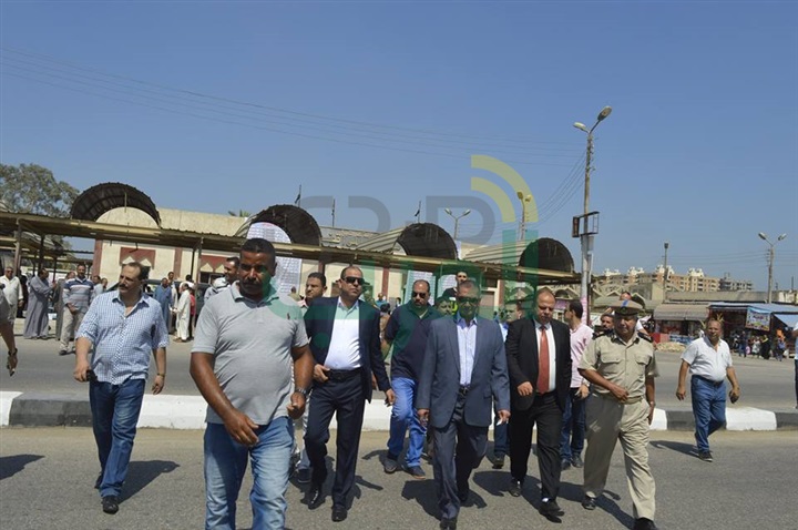 بالصور.. محافظ كفر الشيخ يواصل جولاته للاطمئنان على التزام السائقين بالتعريفة الجديدة