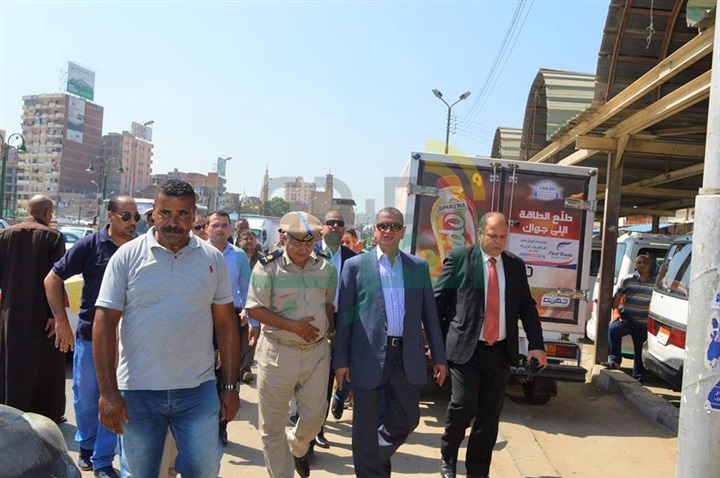 بالصور.. محافظ كفر الشيخ يواصل جولاته للاطمئنان على التزام السائقين بالتعريفة الجديدة