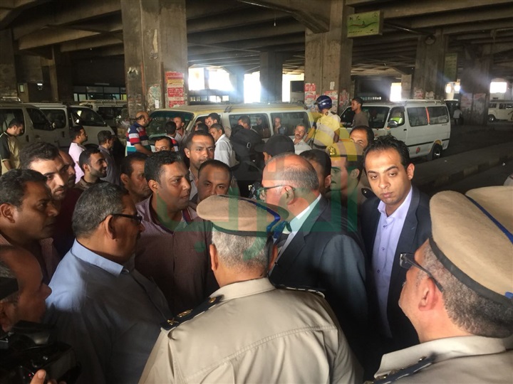مدير أمن القليوبية يتابع التزام السائقين بالتعريفة الجديدة بالمواقف