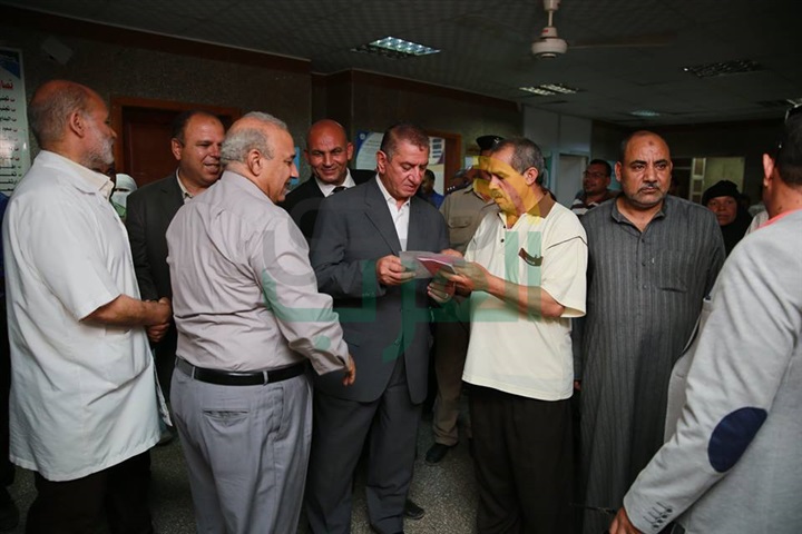 بالصور.. محافظ كفر الشيخ يحيل 33 طبيبًا بمستشفي "العبور" للتحقيق