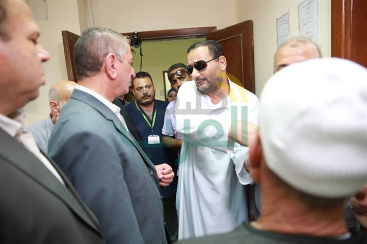 بالصور.. محافظ كفر الشيخ يحيل 33 طبيبًا بمستشفي "العبور" للتحقيق