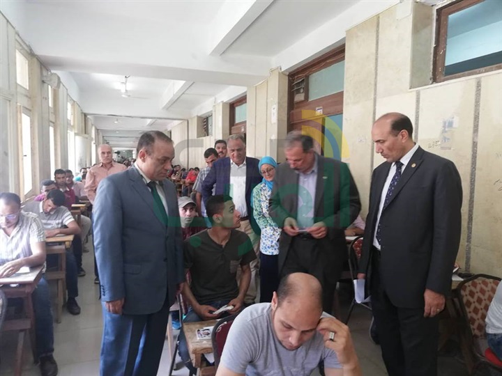 نائب رئيس جامعة الزقازيق يتفقد أعمال امتحانات التعليم المفتوح بالفترة المسائية بكلية التجارة
