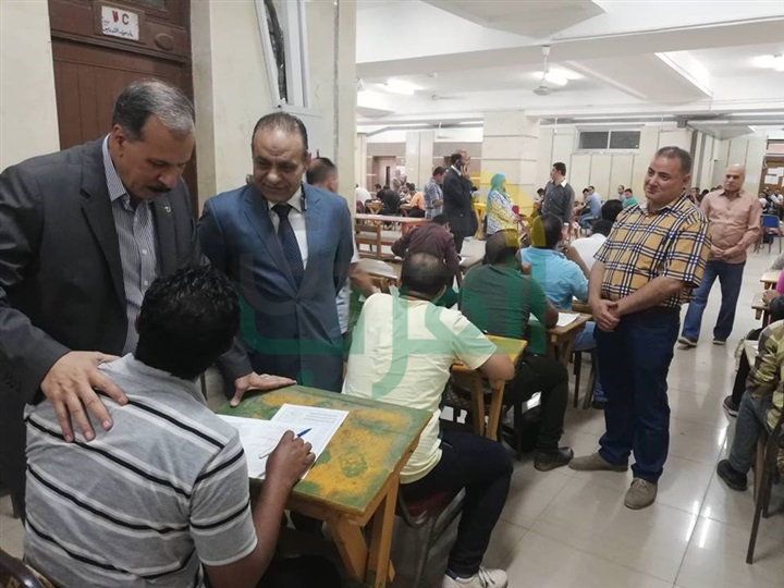 نائب رئيس جامعة الزقازيق يتفقد أعمال امتحانات التعليم المفتوح بالفترة المسائية بكلية التجارة