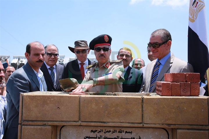 محافظ كفر الشيخ والسفير الأسترالي يضعان حجر الأساس لمصنع الرمال السوداء 