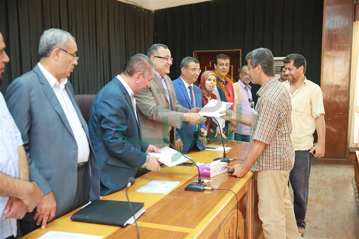 بالصور.. محافظ كفر الشيخ يمنح 251 وثيقة "أمان" لأسر الشهداء والأكثر احتياجًا