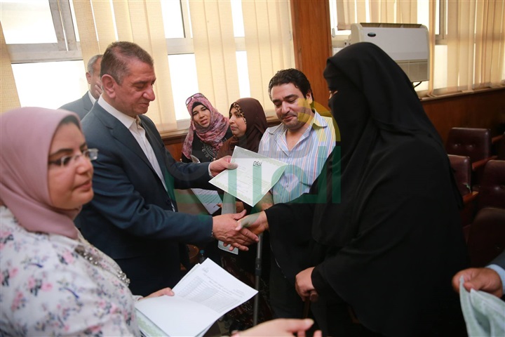 بالصور.. محافظ كفر الشيخ يمنح 251 وثيقة "أمان" لأسر الشهداء والأكثر احتياجًا