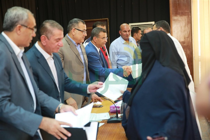 بالصور.. محافظ كفر الشيخ يمنح 251 وثيقة "أمان" لأسر الشهداء والأكثر احتياجًا