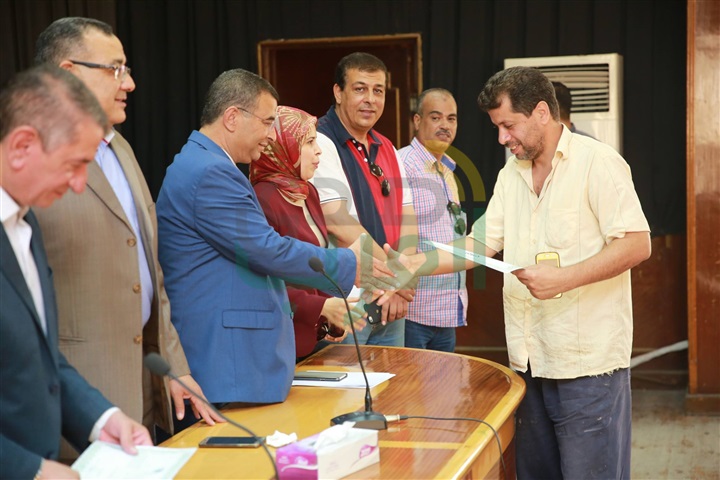 بالصور.. محافظ كفر الشيخ يمنح 251 وثيقة "أمان" لأسر الشهداء والأكثر احتياجًا