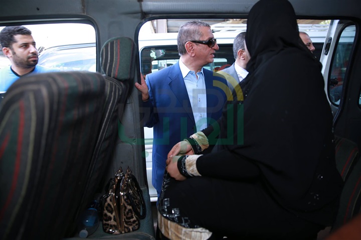 بالصور.. محافظ كفرالشيخ يستمع إلى المواطنين بمجمع المواقف