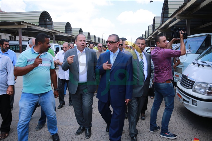 بالصور.. محافظ كفرالشيخ يستمع إلى المواطنين بمجمع المواقف
