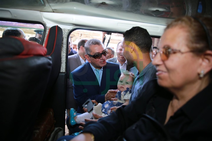 بالصور.. محافظ كفرالشيخ يستمع إلى المواطنين بمجمع المواقف