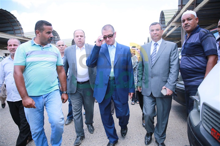 بالصور.. محافظ كفرالشيخ يستمع إلى المواطنين بمجمع المواقف