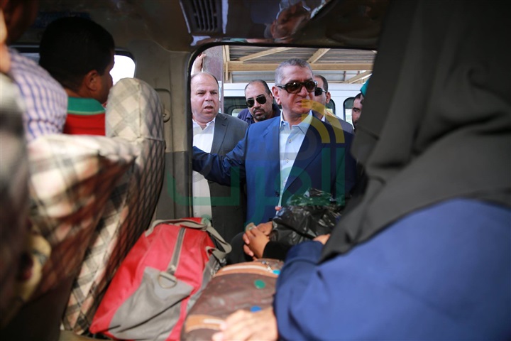 بالصور.. محافظ كفرالشيخ يستمع إلى المواطنين بمجمع المواقف