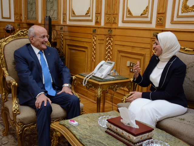 "العصار" يستقبل وزيرة الصحة لمتابعة سير المشروعات المشتركة بين الجانبين "العصار" يستقبل وزيرة الصحة لمتابعة سير المشروعات المشتركة بين الجانبين