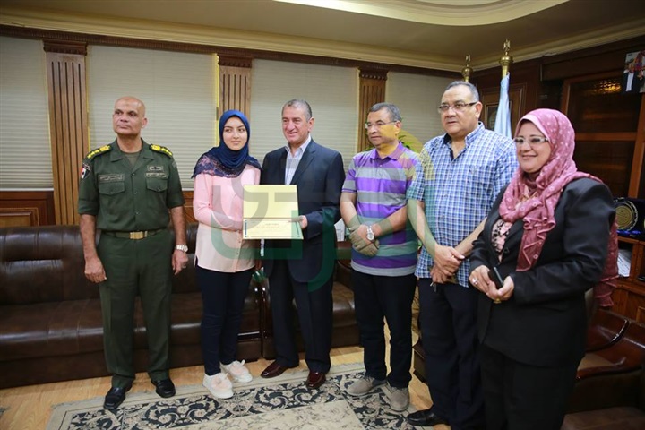 بالفيديو والصور.. محافظ كفر الشيخ يمنح 8 من أوائل الدبلومات الفنية مكافأة التميز
