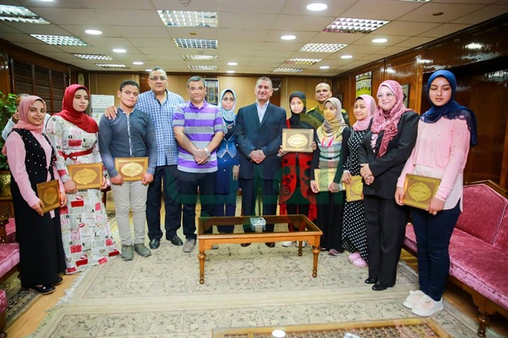بالفيديو والصور.. محافظ كفر الشيخ يمنح 8 من أوائل الدبلومات الفنية مكافأة التميز