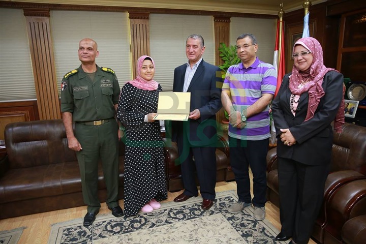 بالفيديو والصور.. محافظ كفر الشيخ يمنح 8 من أوائل الدبلومات الفنية مكافأة التميز