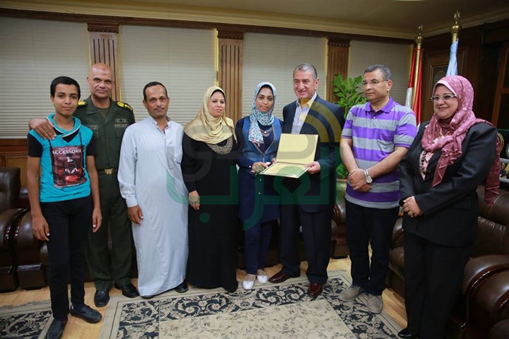 بالفيديو والصور.. محافظ كفر الشيخ يمنح 8 من أوائل الدبلومات الفنية مكافأة التميز