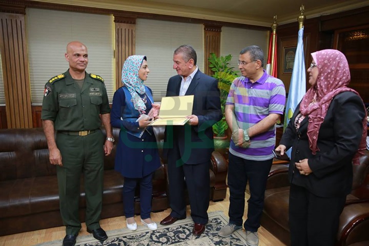 بالفيديو والصور.. محافظ كفر الشيخ يمنح 8 من أوائل الدبلومات الفنية مكافأة التميز