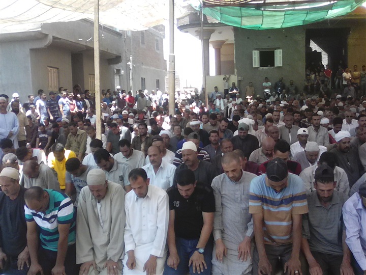 بالصور.. جنازة شهيد العريش تتحول لمظاهرة ضد الإرهاب في كفر الشيخ