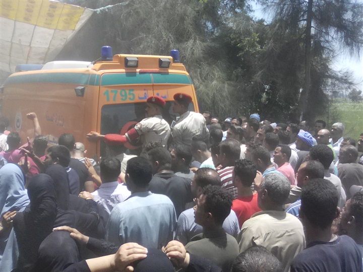 بالصور.. جنازة شهيد العريش تتحول لمظاهرة ضد الإرهاب في كفر الشيخ