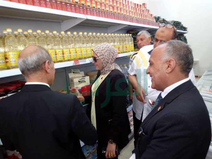 بالصور.. افتتاح منفذ لبيع السلع بأسعار مخفضة في "الزعفران" بالحامول