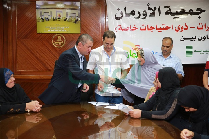 بالصور.. محافظ كفر الشيخ يوزع 25 وثيقة "أمان" على الأسر الأكثر احتياجًا بالتعاون مع الأورمان