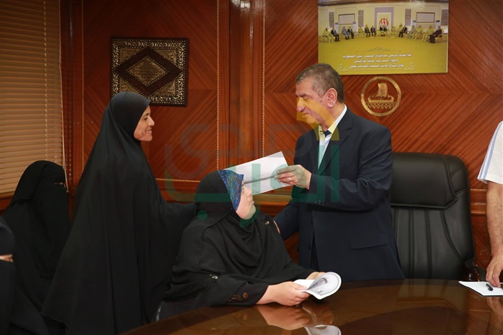 بالصور.. محافظ كفر الشيخ يوزع 25 وثيقة "أمان" على الأسر الأكثر احتياجًا بالتعاون مع الأورمان