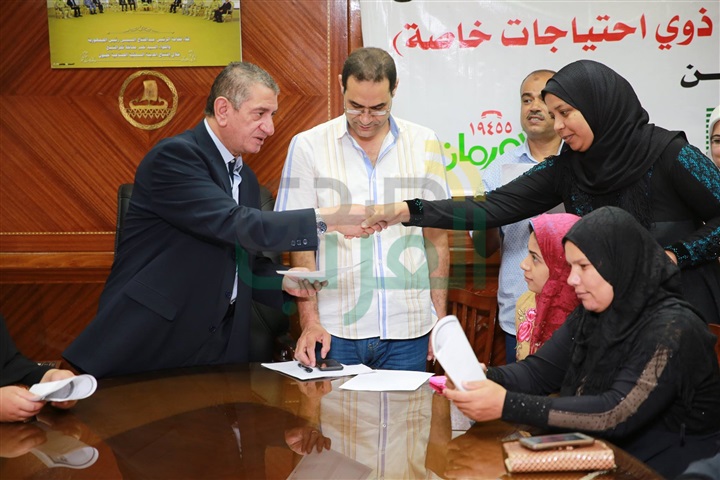 بالصور.. محافظ كفر الشيخ يوزع 25 وثيقة "أمان" على الأسر الأكثر احتياجًا بالتعاون مع الأورمان