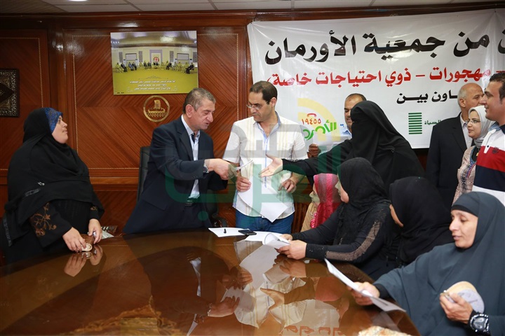 بالصور.. محافظ كفر الشيخ يوزع 25 وثيقة "أمان" على الأسر الأكثر احتياجًا بالتعاون مع الأورمان