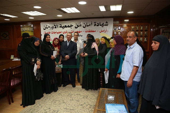 بالصور.. محافظ كفر الشيخ يوزع 25 وثيقة "أمان" على الأسر الأكثر احتياجًا بالتعاون مع الأورمان