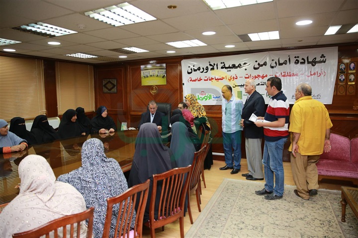 بالصور.. محافظ كفر الشيخ يوزع 25 وثيقة "أمان" على الأسر الأكثر احتياجًا بالتعاون مع الأورمان