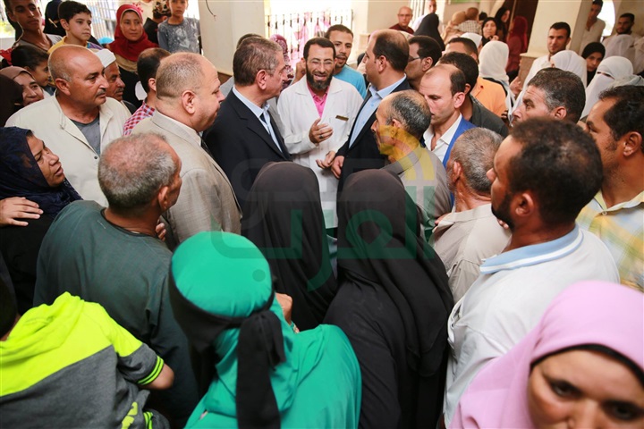 بالصور.. محافظ كفر الشيخ يحيل 32 طبيبًا بمستشفي الرمد للتحقيق