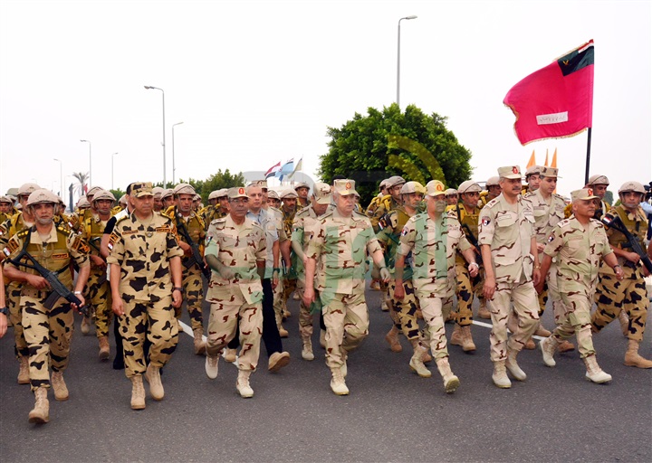 رئيس أركان يتفقد الاستعداد القتالي لإحدي وحدات القوات الخاصة ويشاركهم تنفيذ الانشطة التدريبية رئيس أركان يتفقد الاستعداد القتالي لإحدي وحدات القوات الخاصة ويشاركهم تنفيذ الانشطة التدريبية
