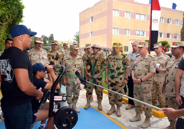 رئيس أركان يتفقد الاستعداد القتالي لإحدي وحدات القوات الخاصة ويشاركهم تنفيذ الانشطة التدريبية رئيس أركان يتفقد الاستعداد القتالي لإحدي وحدات القوات الخاصة ويشاركهم تنفيذ الانشطة التدريبية