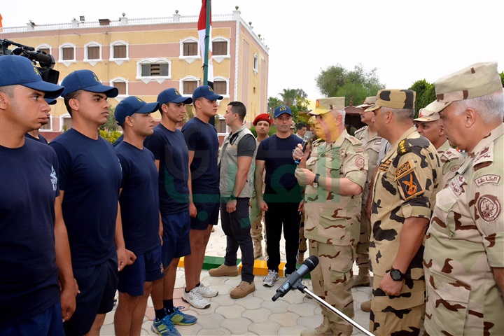 رئيس أركان يتفقد الاستعداد القتالي لإحدي وحدات القوات الخاصة ويشاركهم تنفيذ الانشطة التدريبية رئيس أركان يتفقد الاستعداد القتالي لإحدي وحدات القوات الخاصة ويشاركهم تنفيذ الانشطة التدريبية