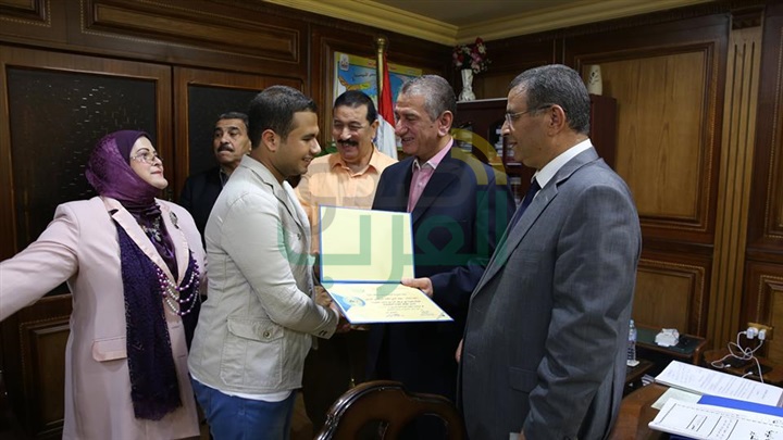 بالصور.. محافظ كفر الشيخ يكرم 3 من أوائل الثانوية العامة